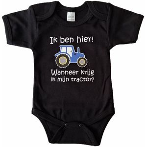 Zwarte romper met ""Ik ben hier! Wanneer krijg ik mijn tractor?"" - maat 56 - blauwe tractor - blauw, cadeautje, kraamcadeau, grappig, geschenk, baby, tekst, tractoren, boer, boeren, boerin