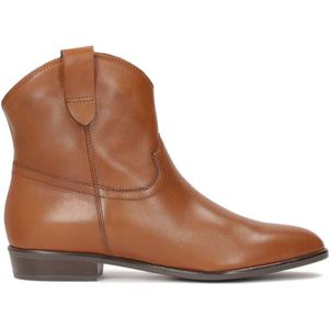 Leather cowboy boots with rounded upper