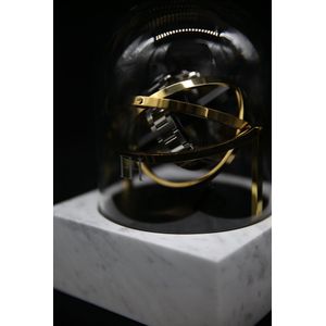 Tourbillon horlogeopwinder in wit Bianco Cararra marmer en goud stalen ringen - Elbrus Horology - Gyrowinder Orbit Watch Winder