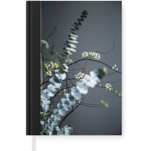Notitieboek - Schrijfboek - Eucalyptustakken zichtbaar op een grijze achtergrond - Notitieboekje klein - A5 formaat - Schrijfblok