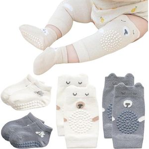 2 paar babykniebeschermers en 2 paar babysokjes, antislip kruiphulpmiddel met rubberen stippen, kruipkussens manchetten, kniebeschermers voor peuters 0-12 maanden
