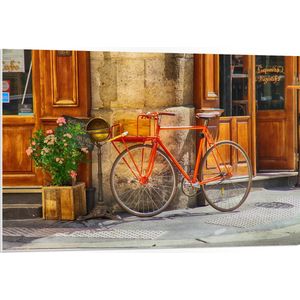 WallClassics - PVC Schuimplaat - Oranje Fiets voor Café - 105x70 cm Foto op PVC Schuimplaat (Met Ophangsysteem)