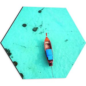 Dibond Hexagon - Bovenaanzicht van Smalle Houten Vissersboot op Helderblauwe Oceaan - 40x34.8 cm Foto op Hexagon (Met Ophangsysteem)
