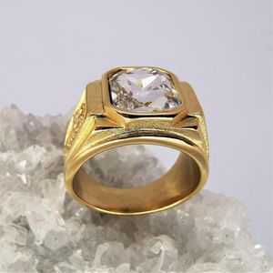 Goudkleur edelstaal zegelring met zirkonia kristal edelsteen maat 23. Mooie bewerkt zijkant met draak motief, prachtig ring om te dragen bij elke outfit en ook leuk om te geven.