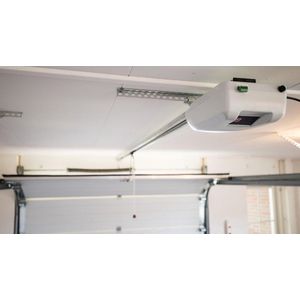 Garagedeuropener met 2 handzenders en stille tandriemaandrijving (extra zware motor)
