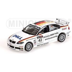 De 1:43 Diecast Modelcar van de BMW 320i , BMW Team Duitsland # 42 Winnaar WTCC Oschersleben van 2006.De bestuurder was J. Muller.This schaalmodel is beperkt door 1008 stuks. De fabrikant is Minichamps.Dit model is alleen online beschikbaar