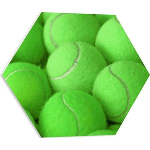 PVC Schuimplaat Hexagon - Stapel Groene Tennisballen - 50x43.5 cm Foto op Hexagon (Met Ophangsysteem)