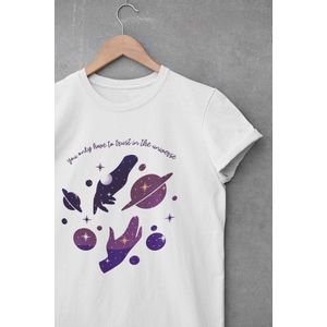 Shirt - You only need to trust the universe - Wurban Wear | Grappig shirt | Leuk cadeau | Unisex tshirt | Mindfulness | Horoscoop | Spiritualiteit | Universum | Manifesteren | Wit & Zwart