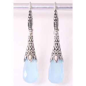 Traditioneel bewerkte lange zilveren oorbellen met pegels blauwe chalcedoon