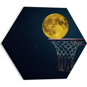 PVC Schuimplaat Hexagon - Maan met Gele Gloed in Basketbal Net - 40x34.8 cm Foto op Hexagon (Met Ophangsysteem)