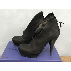 Vic Matie - Enkellaarzen - high heels - zwart - Maat 38,5 - leer suede - dames schoenen - laarzen - Naaldhak