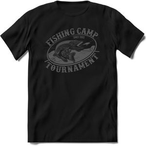 Fishing camp tournament | vissen outdoor T-Shirt Heren / dames | hengelsport cadeau Shirt - grappige Spreuken, Zinnen en Teksten Maat XL