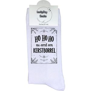 Kerst hohoho - Nu eerst een Kerstborrel - Vrolijk kerstfeest - Dennen - Modern kerst - Grappige sokken - Kerstcadeau - LuckyDay Socks - Kerstsokken - Foute kerst sokken - Leuk kerst cadeau - Cadeau tip - Voor hem - Voor haar - Unisex - Maat 37-44