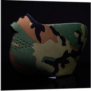 Forex - Legerhelm op zijn Kant op Zwarte Achtergrond - 80x80cm Foto op Forex
