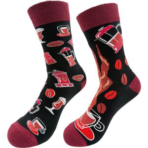Grappige Koffie Sokken met Kopjes, Koffiebonen en Koffiemaker - maat 36-40 - Verschillend paar zwart/rood