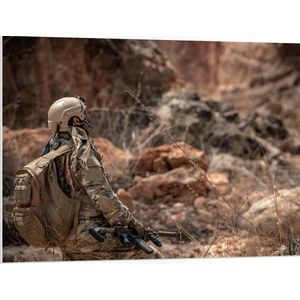 PVC Schuimplaat- Soldaat in Uniform met Geweer in Landschap - 100x75 cm Foto op PVC Schuimplaat