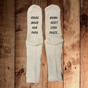 Unieke Witte Sokken Set ""Vraag maar aan papa mama heeft even pauze"" - Leuk Kraamcadeau / Moedercadeau Maat 39/42