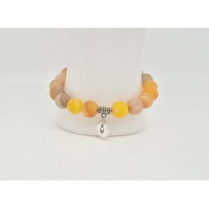 Handgemaakte natuursteen armband met hanger ""Letters in cirkel"" "" Oranje frosted agaat"" -8 mm diameter van de korrel- Diameter armband 20 cm - Kies je favoriete letters- Een mooi cadeau voor familie en vrienden
