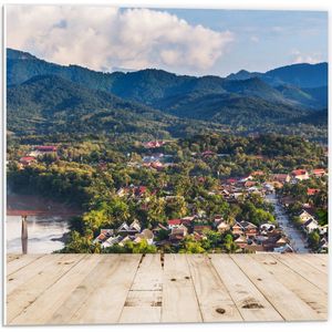PVC Schuimplaat- Uitzicht over Dorpje aan de Rand van Berg in Laos - 50x50 cm Foto op PVC Schuimplaat