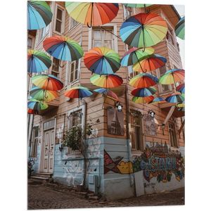 Vlag - Plafond van Kleurrijke Paraplu's in Dorpssystraat - 60x80 cm Foto op Polyester Vlag