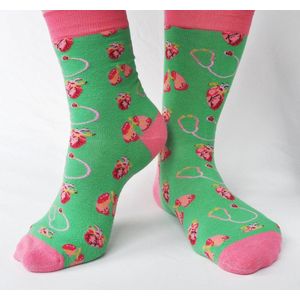 Sokstudio.nl Groene sokken voor zorgprofessionals met stethoscopen, hart en longen