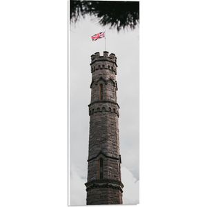 PVC Schuimplaat - Battlefield Monument van Dichtbij met Vlag van Engeland en Grijze wolken - 20x60 cm Foto op PVC Schuimplaat (Met Ophangsysteem)