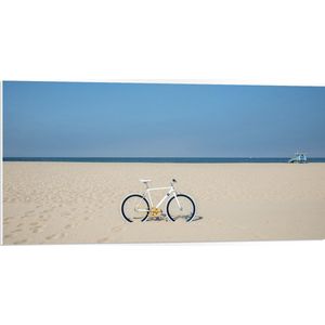 PVC Schuimplaat- Witte Mountainbike Fiets geparkeerd op het Strand aan de Kust - 100x50 cm Foto op PVC Schuimplaat