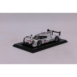 De 1:43 Diecast modelauto Porsche 919 Hybrid - Porsche Team #19 die de 24H LeMans 2015 won.De rijders waren N. Hulkenberg /E. Bamber en N. Tandy.De fabrikant van het schaalmodel is Spark.