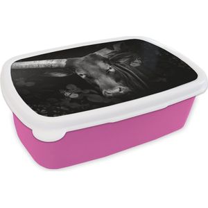 Broodtrommel Roze - Lunchbox - Brooddoos - Close-up van een watussi rund in de jungle - zwart wit - 18x12x6 cm - Kinderen - Meisje