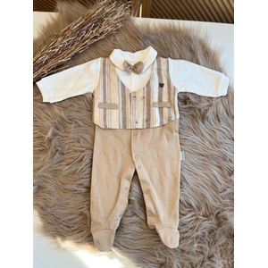 kruippakje met opgestikte gilet en strikje-luxe baby pak -jongensset-jongenspak- twee delige katoenen baby set- kleur wit beige bruin-3 tem 6 maanden