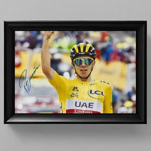 Tadej Pogačar Ingelijste Handtekening – 15 x 10cm In Klassiek Zwart Frame – Gedrukte handtekening – Wielrennen - Tour de France - De Gele Trui