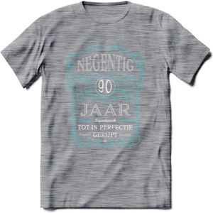 90 Jaar Legendarisch Gerijpt T-Shirt | Lichtblauw - Grijs | Grappig Verjaardag en Feest Cadeau Shirt | Dames - Heren - Unisex | Tshirt Kleding Kado | - Donker Grijs - Gemaleerd - XL