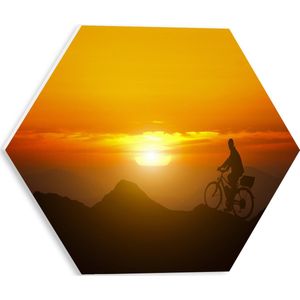 PVC Schuimplaat Hexagon - Silhouet van Man Fietsend over Kronkelende Bergtoppen bij Felkleurige Zonsondergang - 30x26.1 cm Foto op Hexagon (Met Ophangsysteem)