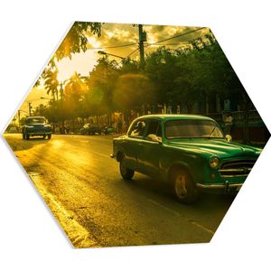 PVC Schuimplaat Hexagon - Klassieke Blauwe Kever Auto's op de Weg op Zonnige Dag - 60x52.2 cm Foto op Hexagon (Met Ophangsysteem)