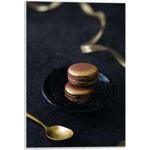 Forex - Goude Macarons Op een Zwart Bordje - 40x60cm Foto op Forex