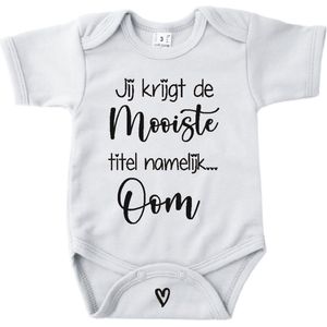 Baby romper met tekst zwangerschap aankondiging | Jij krijgt de mooiste titel namelijk Oom | Wit | korte mouw | maat 56 cadeautje zwangerschap aankondiging bekendmaking | Cadeautje 100% katoen.