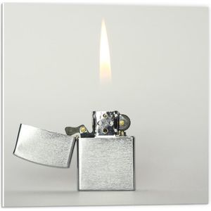 Forex - Zilveren Aansteker op Witte Achtergrond - 50x50cm Foto op Forex
