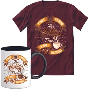 T-Shirtknaller T-Shirt met Koffiemok | First I Drink Coffee - Koffie Kleding | Heren / Dames Shirt met Mok Cadeau | Kleur rood | Maat M