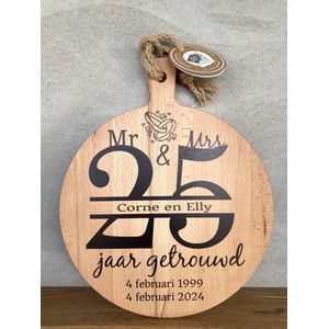 Creaties van Hier - Serveerplank - 25 jaar getrouwd - Gepersonaliseerd Cadeau - 35 Cm - Hout