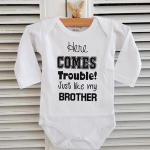 Baby Rompertje lange mouw met tekst broer here comes trouble just like my brother wit -Maat 50-56 jongen of meisje geboorte cadeautje zwangerschapsaankondiging