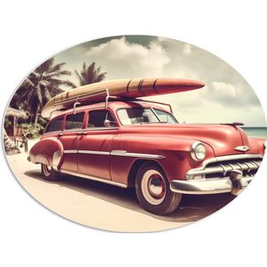 PVC Schuimplaat Ovaal - Houten Surfplank op Dak van Rode Auto aan het Strand - 96x72 cm Foto op Ovaal (Met Ophangsysteem)