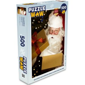 Puzzel Een portret van de kerstman terwijl hij kerstcadeautjes opent - Legpuzzel - Puzzel 500 stukjes - Kerst - Cadeau - Kerstcadeau voor mannen, vrouwen en kinderen