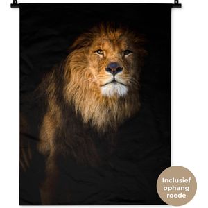 Wandkleed Dieren - Portret van een leeuw op en zwarte achtergrond Wandkleed katoen 60x80 cm - Wandtapijt met foto