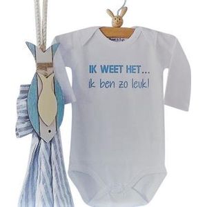 Baby Rompertje met tekst  jongen Ik weet het, ik ben zo leuk! | Lange mouw | wit met blauw opdruk | maat 74/80 cadeau gender reveal party