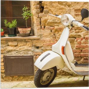 Vlag - Witte Vespa geparkeerd bij Traditioneel Italiaans Huis - 50x50 cm Foto op Polyester Vlag