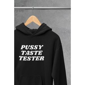 Hoodie - Pussy taste tester - Wurban Wear | Grappige hoodie | Leuk cadeau | Unisex hoodie | Meme | Meme kleding | Viespeuk | Grappige kleding | Grappige trui | Dubbelzinnige kleding | Zwart