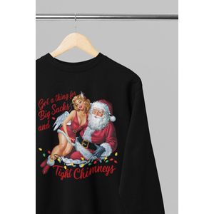 Foute kersttrui - Big sacks and tight chimneys - Wurban Wear | 18+ | Grappige sweater | Leuk cadeau | Unisex sweater | Oversized sweater | Kersttrui heren | Foute kerstkleding | Kerst sweater | Kersttrui dames | Foute kersttruiendag 2025 | Zwart