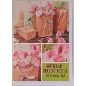 Hartelijk gefeliciteerd met je verjaardag! Een bijzondere kaart met roze rozen die zijn ingepakt. Een leuke verrassing voor de jarige! Een dubbele wenskaart inclusief envelop en in folie verpakt.