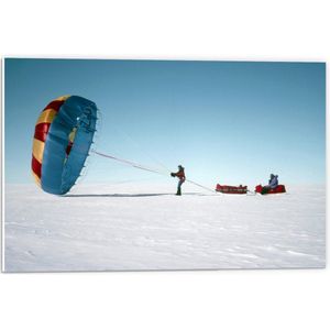 Forex - Slee met Parachute in de Sneeuw - 60x40cm Foto op Forex