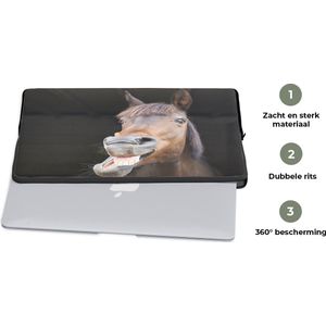 Laptophoes 17 inch - Paard - Grappig - Stal - Kinderen - Jongens - Meisjes - Kids - Laptop sleeve - Binnenmaat 42,5x30 cm - Zwarte achterkant